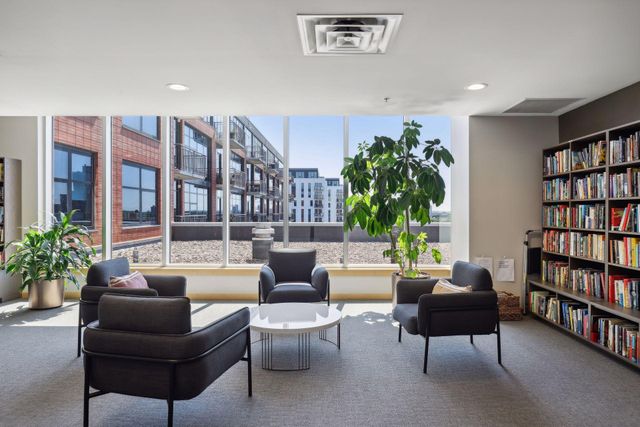 215 10th Avenue S 114, Minneapolis, MN 55415