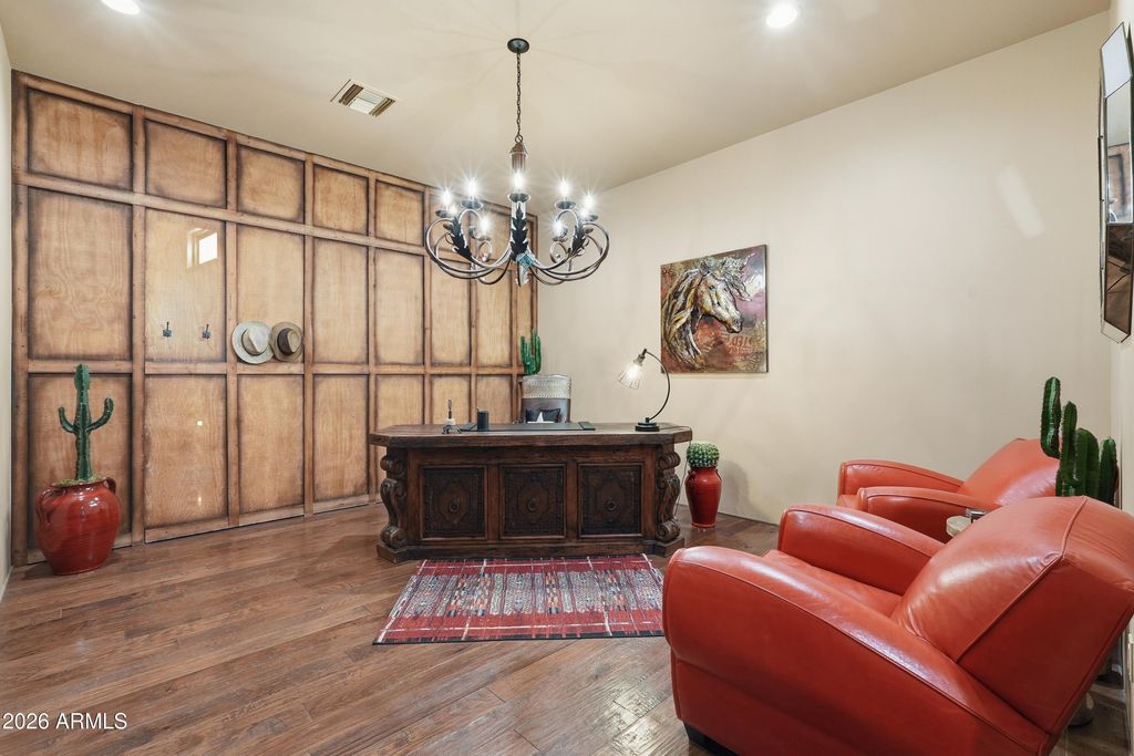 Image 17 of property listing at 42531 N SPUR CROSS Road, Cave Creek, AZ 85331