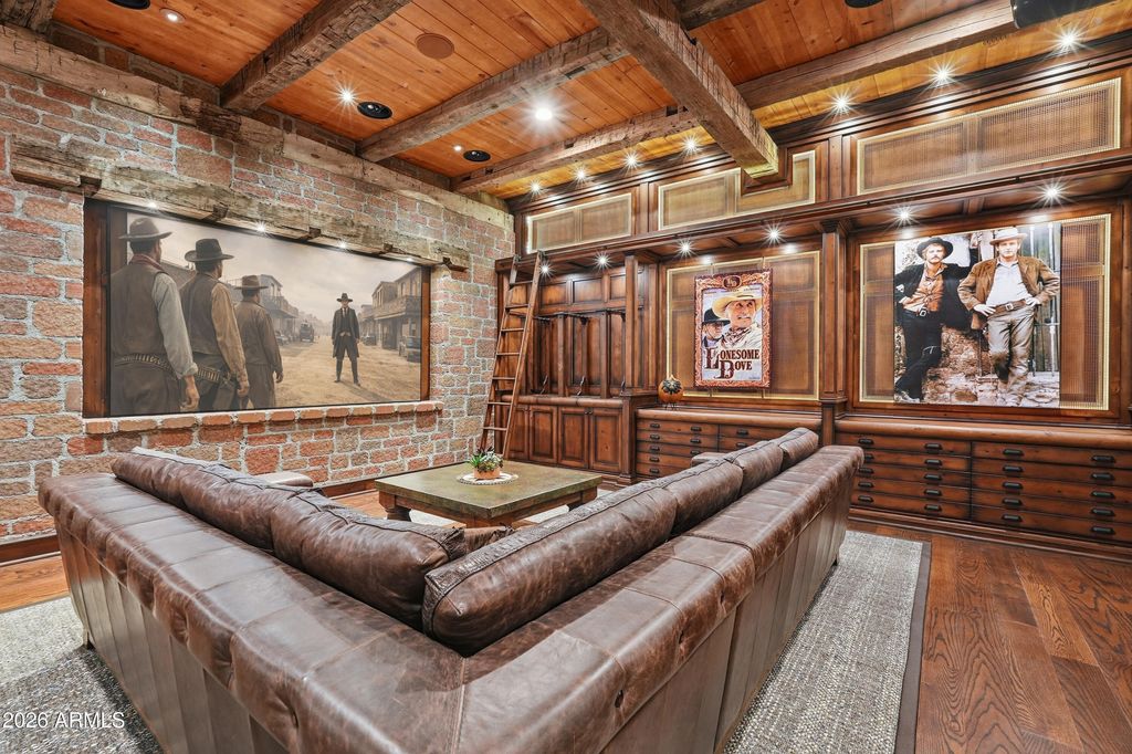 Image 18 of property listing at 42531 N SPUR CROSS Road, Cave Creek, AZ 85331
