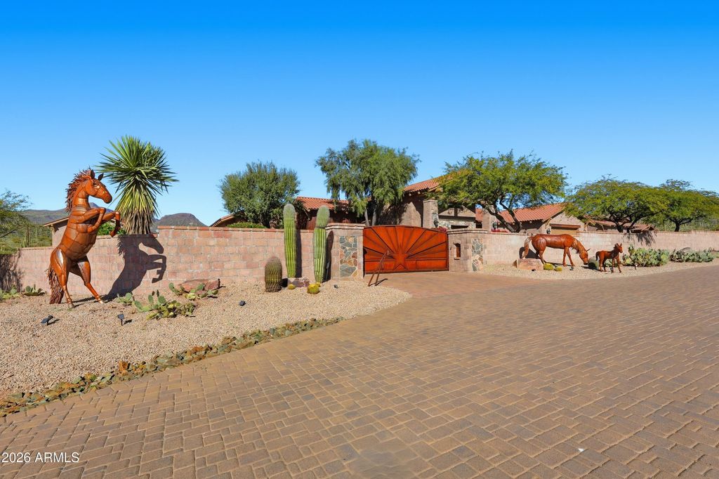 Image 2 of property listing at 42531 N SPUR CROSS Road, Cave Creek, AZ 85331
