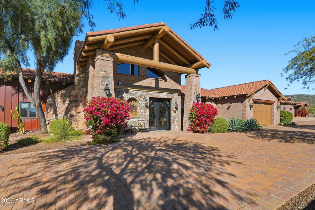 Image 3 of property listing at 42531 N SPUR CROSS Road, Cave Creek, AZ 85331