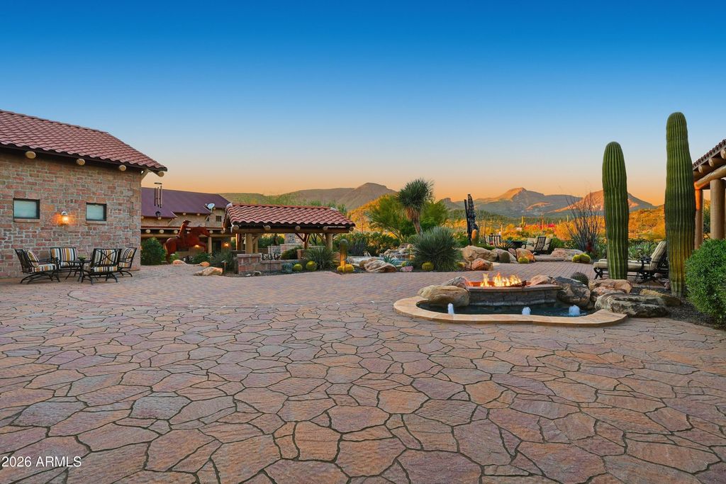 Image 32 of property listing at 42531 N SPUR CROSS Road, Cave Creek, AZ 85331