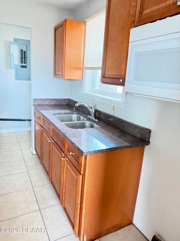 548 S Caroline Street, Daytona Beach, FL 32114