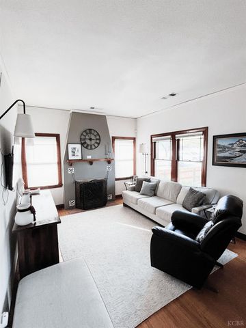 327 C Street, Lemoore, CA 93245