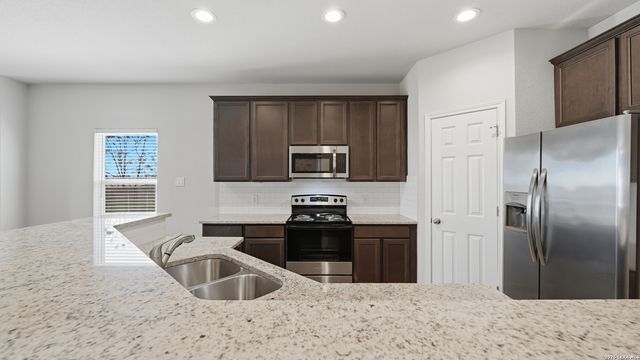 556 Long Leaf Dr, New Braunfels, TX 78130