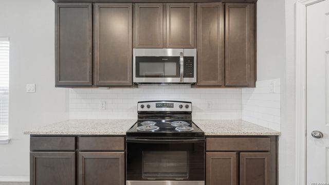 556 Long Leaf Dr, New Braunfels, TX 78130