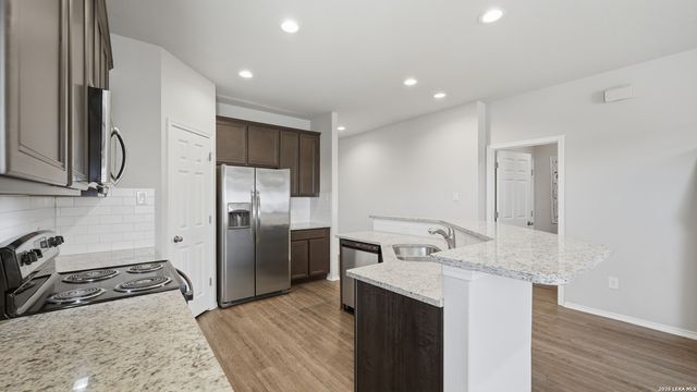 556 Long Leaf Dr, New Braunfels, TX 78130