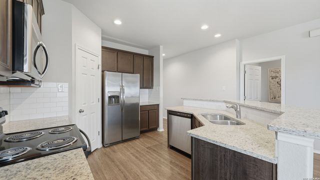 556 Long Leaf Dr, New Braunfels, TX 78130