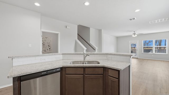 556 Long Leaf Dr, New Braunfels, TX 78130