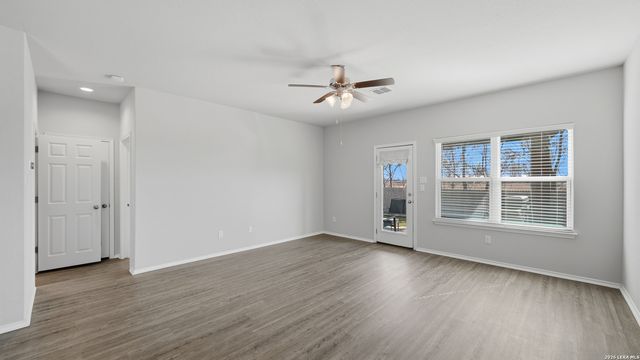 556 Long Leaf Dr, New Braunfels, TX 78130