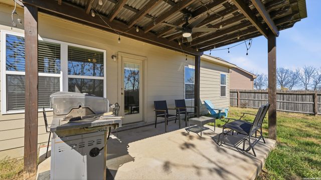 556 Long Leaf Dr, New Braunfels, TX 78130