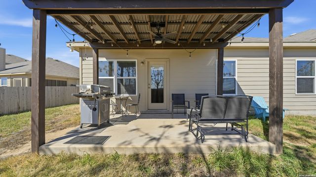 556 Long Leaf Dr, New Braunfels, TX 78130