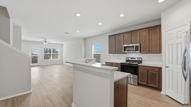 556 Long Leaf Dr, New Braunfels, TX 78130