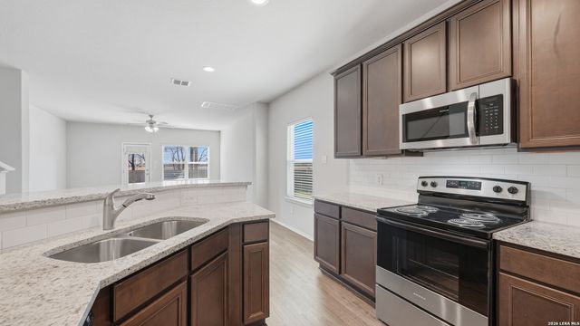 556 Long Leaf Dr, New Braunfels, TX 78130