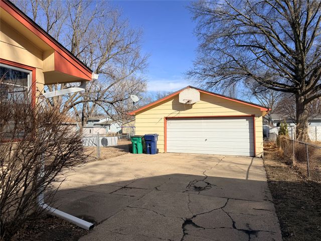 4305 69th Street, Urbandale, IA 50322