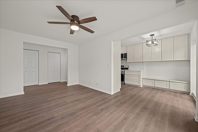 29 Hunt Club Drive 29, St. Charles, IL 60174