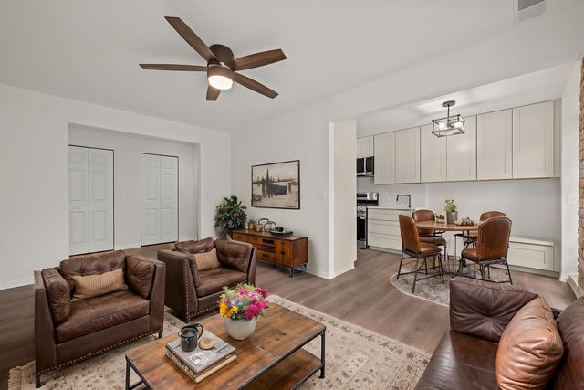 29 Hunt Club Drive 29, St. Charles, IL 60174