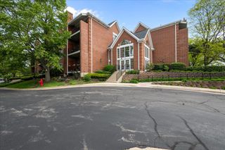 29 Hunt Club Drive 29, St. Charles, IL 60174