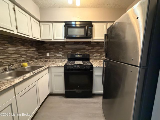 6602 Vandre Ave, Louisville, KY 40228