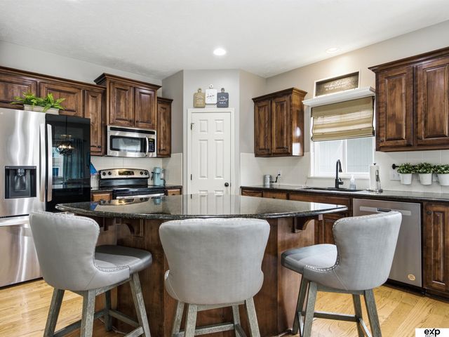 17232 Palisades Drive, Omaha, NE 68136