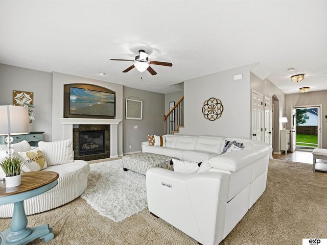 17232 Palisades Drive, Omaha, NE 68136