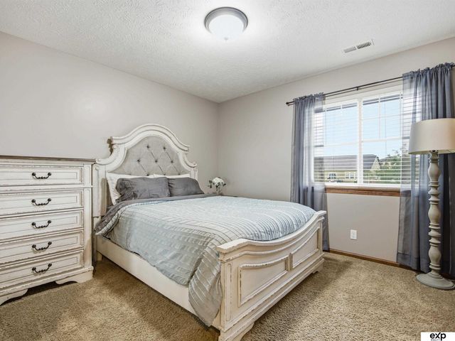 17232 Palisades Drive, Omaha, NE 68136