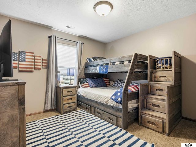17232 Palisades Drive, Omaha, NE 68136