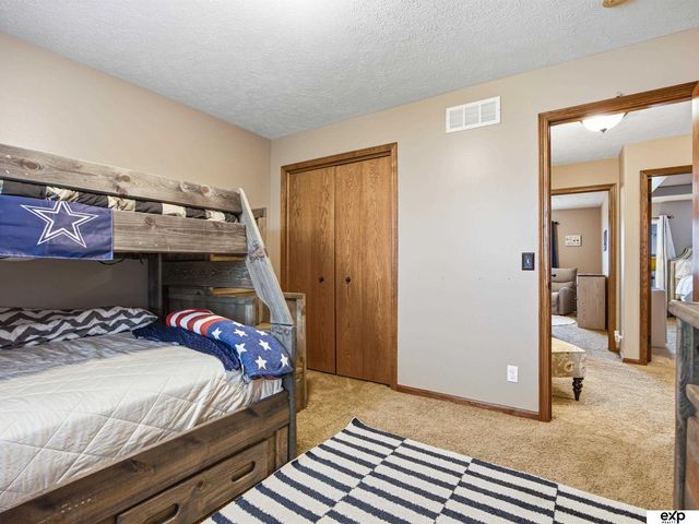 17232 Palisades Drive, Omaha, NE 68136