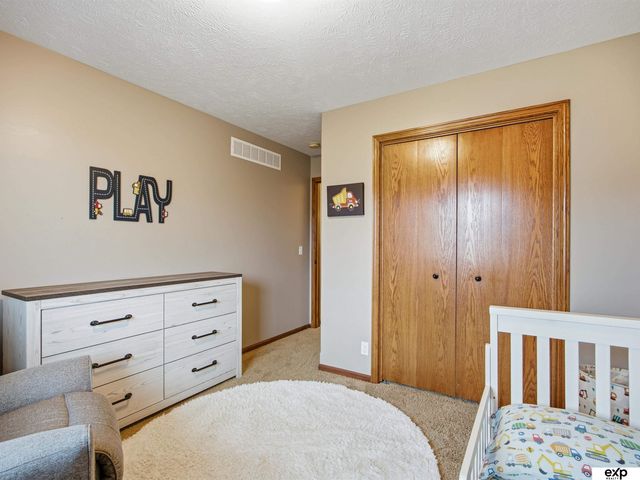 17232 Palisades Drive, Omaha, NE 68136