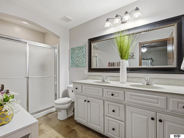 17232 Palisades Drive, Omaha, NE 68136