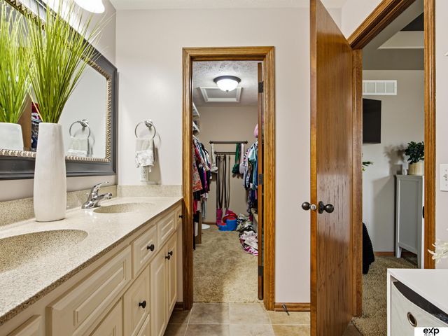 17232 Palisades Drive, Omaha, NE 68136