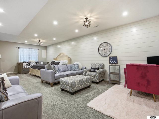 17232 Palisades Drive, Omaha, NE 68136