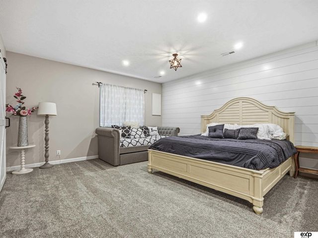 17232 Palisades Drive, Omaha, NE 68136