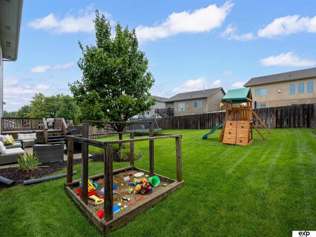 17232 Palisades Drive, Omaha, NE 68136