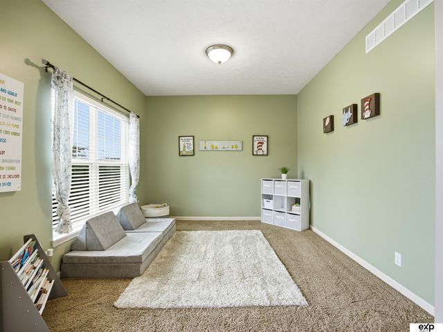 17232 Palisades Drive, Omaha, NE 68136