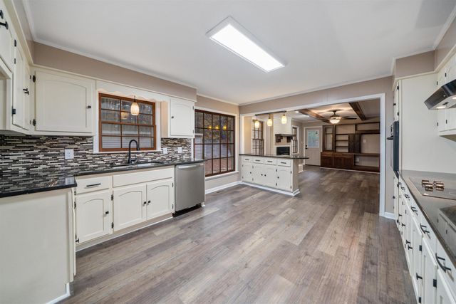 567 S SIXTH ST, Selmer, TN 38375