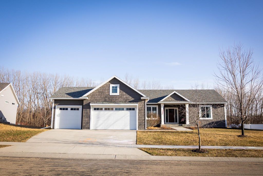 5476 Ridgeview Drive NW, Rochester, MN 55901
