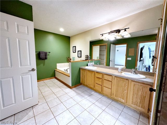 25137 Crosstie Trail, Columbia Station, OH 44028