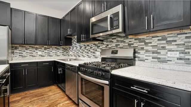 4530 S Michigan Avenue 3, Chicago, IL 60653