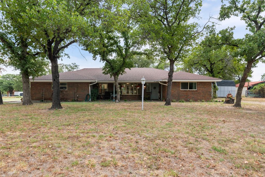214 De La Cruz Street, Weatherford, TX 76085