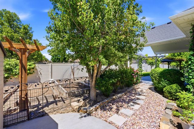 2034 W MERIDIES DR, South Jordan, UT 84095