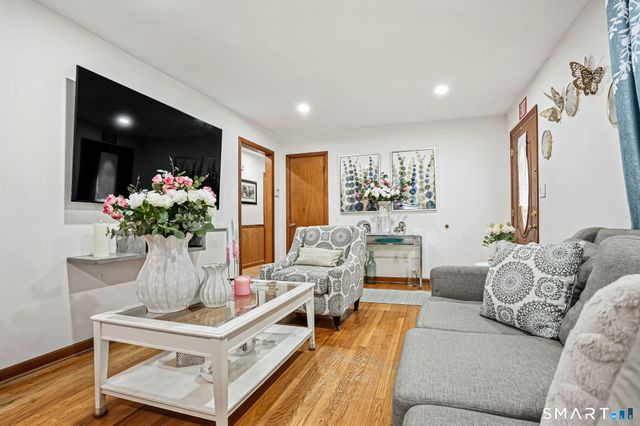 7 Newport Drive, Waterbury, CT 06705