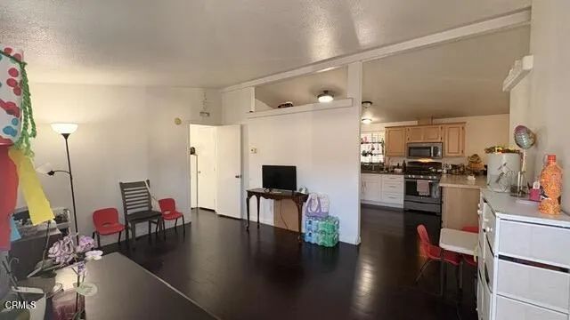 211 Calle de La Rosa 211, Camarillo, CA 93012