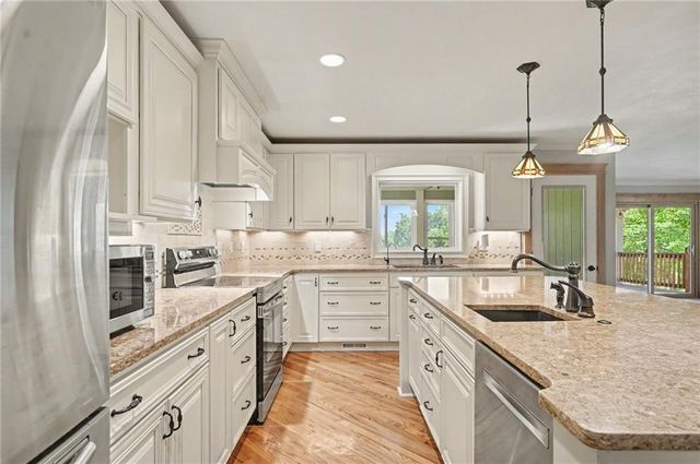 618 E 1714 Road, Baldwin City, KS 66006