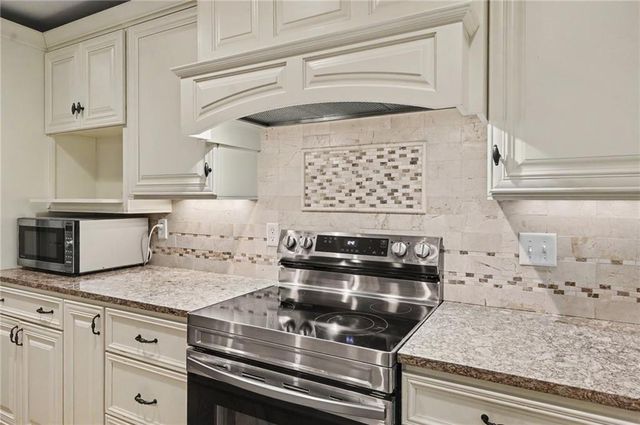 618 E 1714 Road, Baldwin City, KS 66006