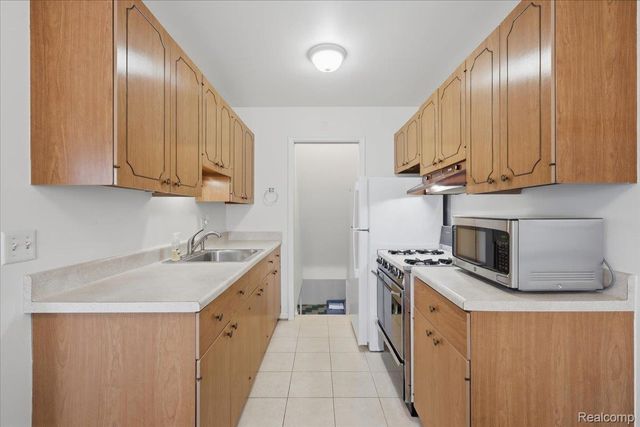 20290 Vernier Road, Harper Woods, MI 48225