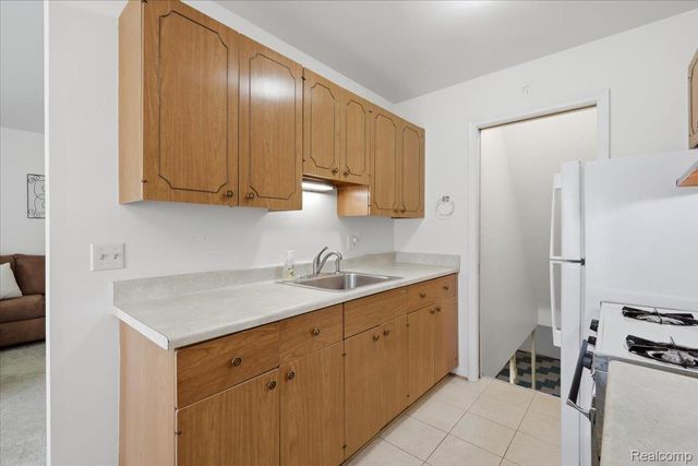 20290 Vernier Road, Harper Woods, MI 48225