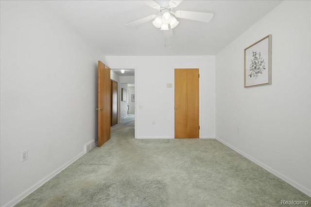 20290 Vernier Road, Harper Woods, MI 48225