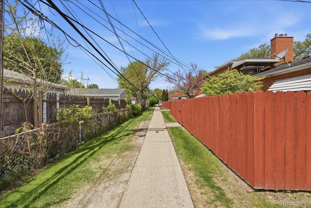 20290 Vernier Road, Harper Woods, MI 48225