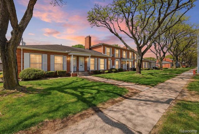 20290 Vernier Road, Harper Woods, MI 48225